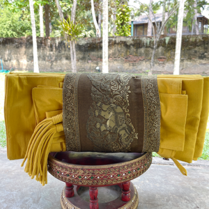 ผ้าไตรจีวร สีเหลืองขมิ้น