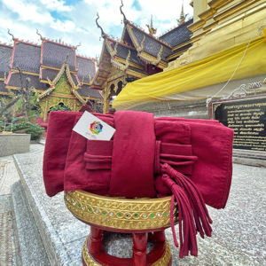 ผ้าไตรจีวร สีกรักแดง