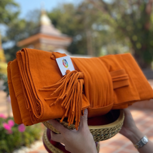 ผ้าไตรจีวร สีพระราชนิยม